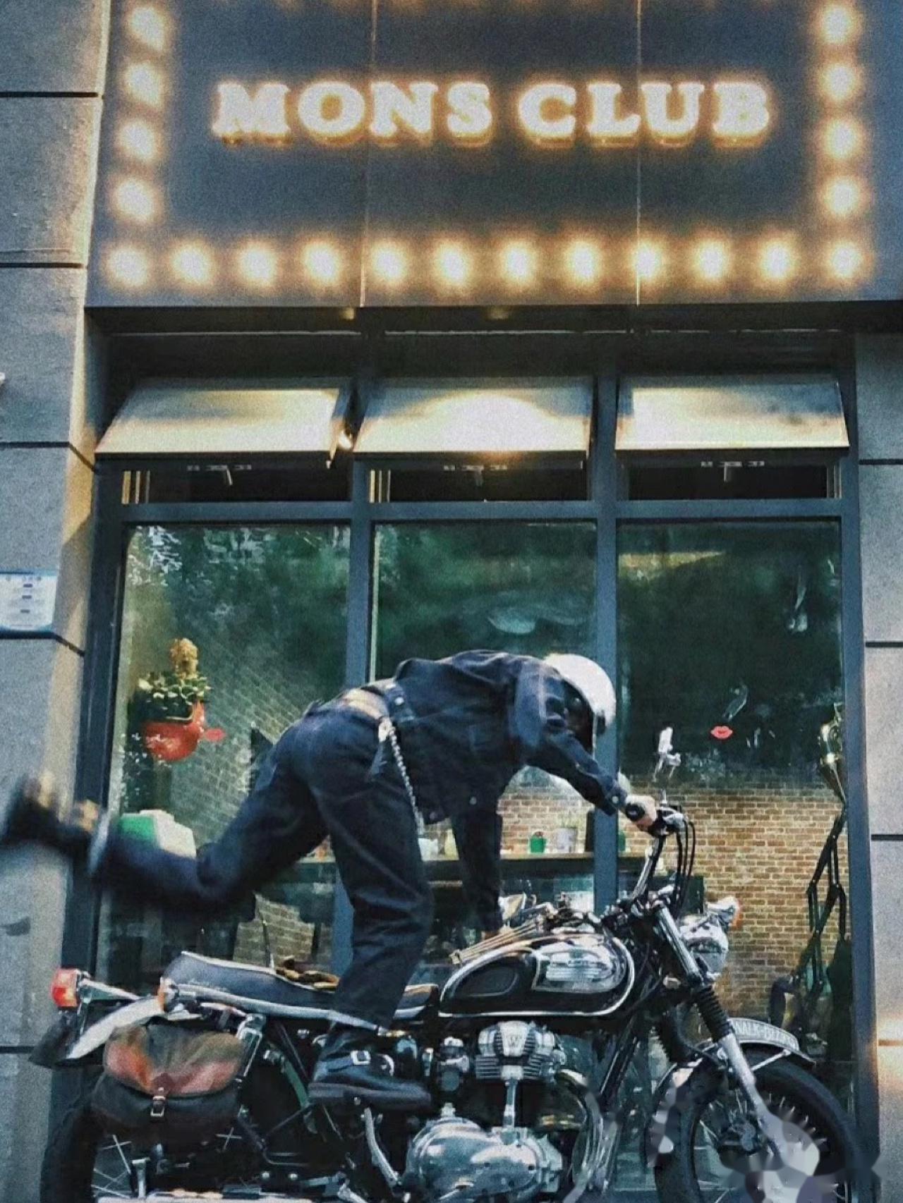 酒吧骑摩托车，一杯酒和两个轮子之间，到底藏着多少要命的事