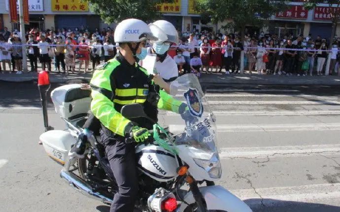 骑摩托车的交警，城市血管里的钢铁骑士，他们到底在忙啥？