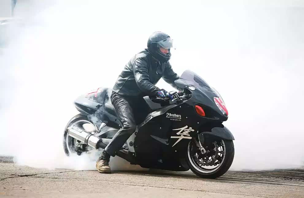面面骑摩托车，从零开始的骑行入门与安全指南