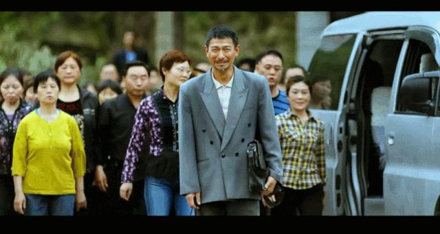 骑摩托车发型男生，头盔压不垮的帅气，从选对发型开始