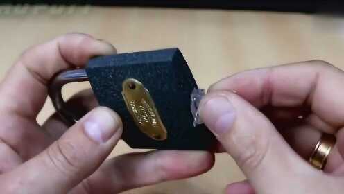 钥匙卡在锁孔拔不出来？别硬拽，手把手教你安全取出的生活急救法