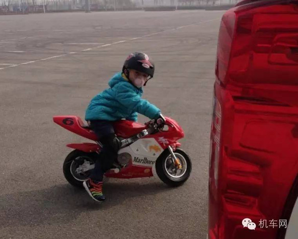 4岁骑摩托车，到底是天才还是冒险？聊聊我亲眼见过的那一幕