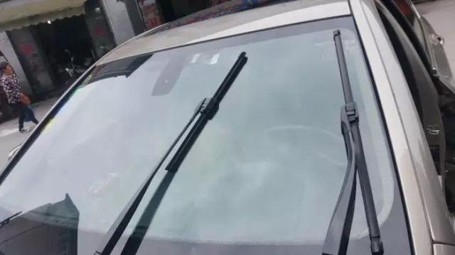 雨刷怎么打开？别笑，真有人第一次摸车找不到开关
