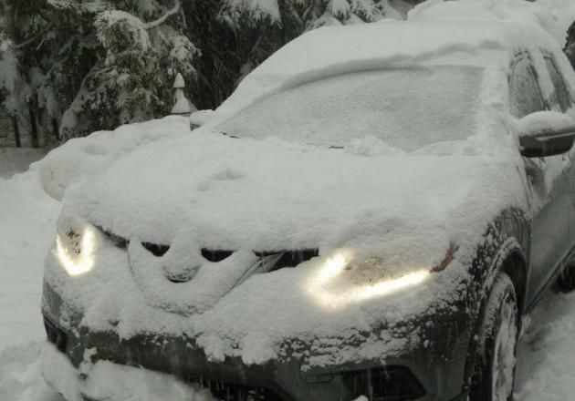 雪夜骑摩托车，冷得想骂人，但风景真的值
