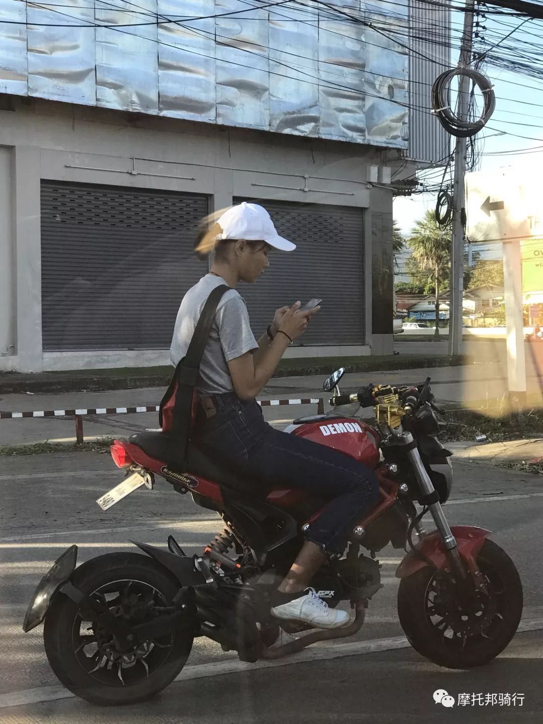 骑摩托车换人，后座换个伴，为啥比你想的更讲究？