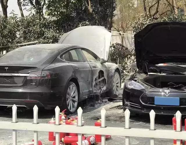 特斯拉的车门怎么开？别在停车场尬住，这篇给你讲透