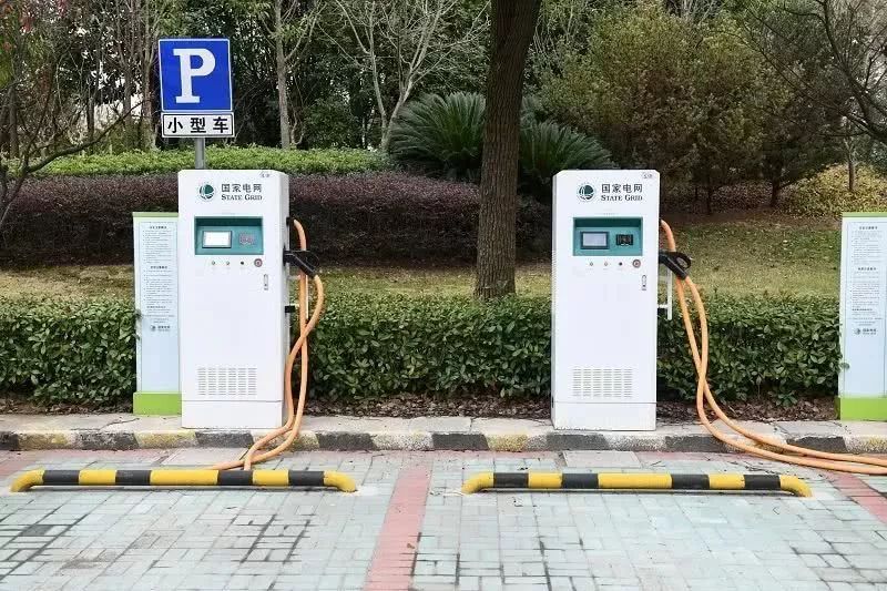 新能源充电桩通用不？我用了三年，说点大实话