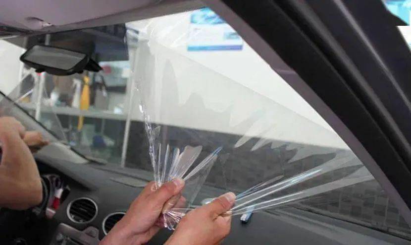 汽车膜怎么撕下来？别硬扯，老司机教你几招省力又不伤玻璃