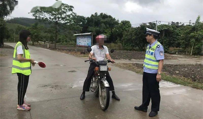 老倌骑摩托车，从村口土路到风里来雨里去的生活真相