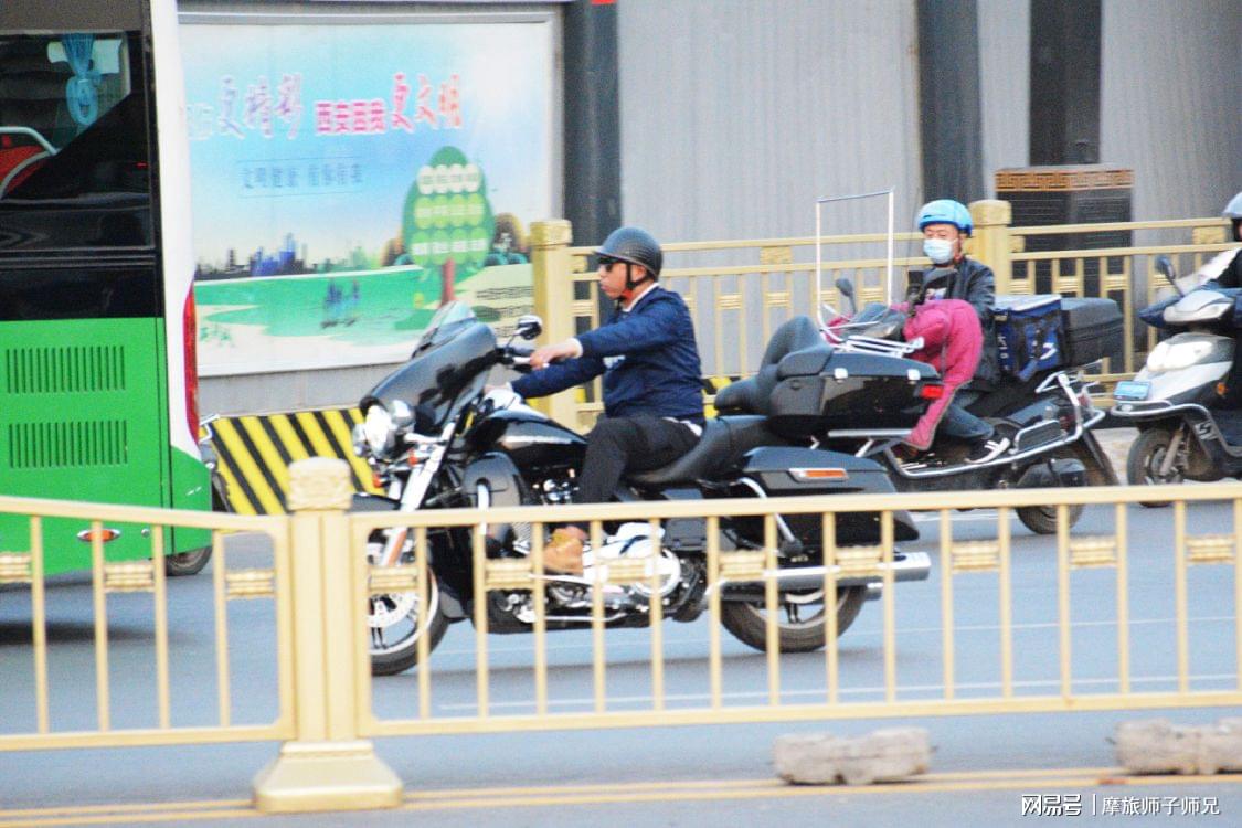 西站骑摩托车，从进站到接人，一篇说人话的实用指南