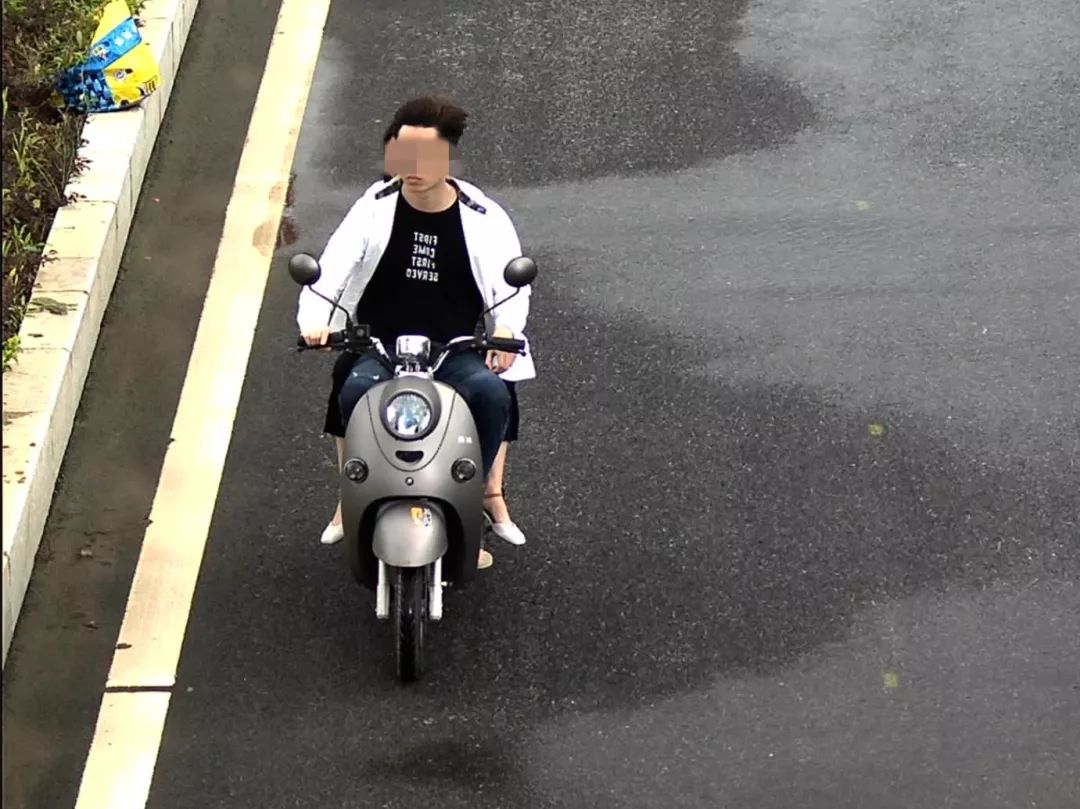 骑摩托车的请带好头盔—别让脑袋成了易碎品