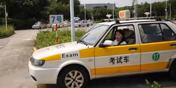 没地方停车怎么办？别急，这几招比干瞪眼管用