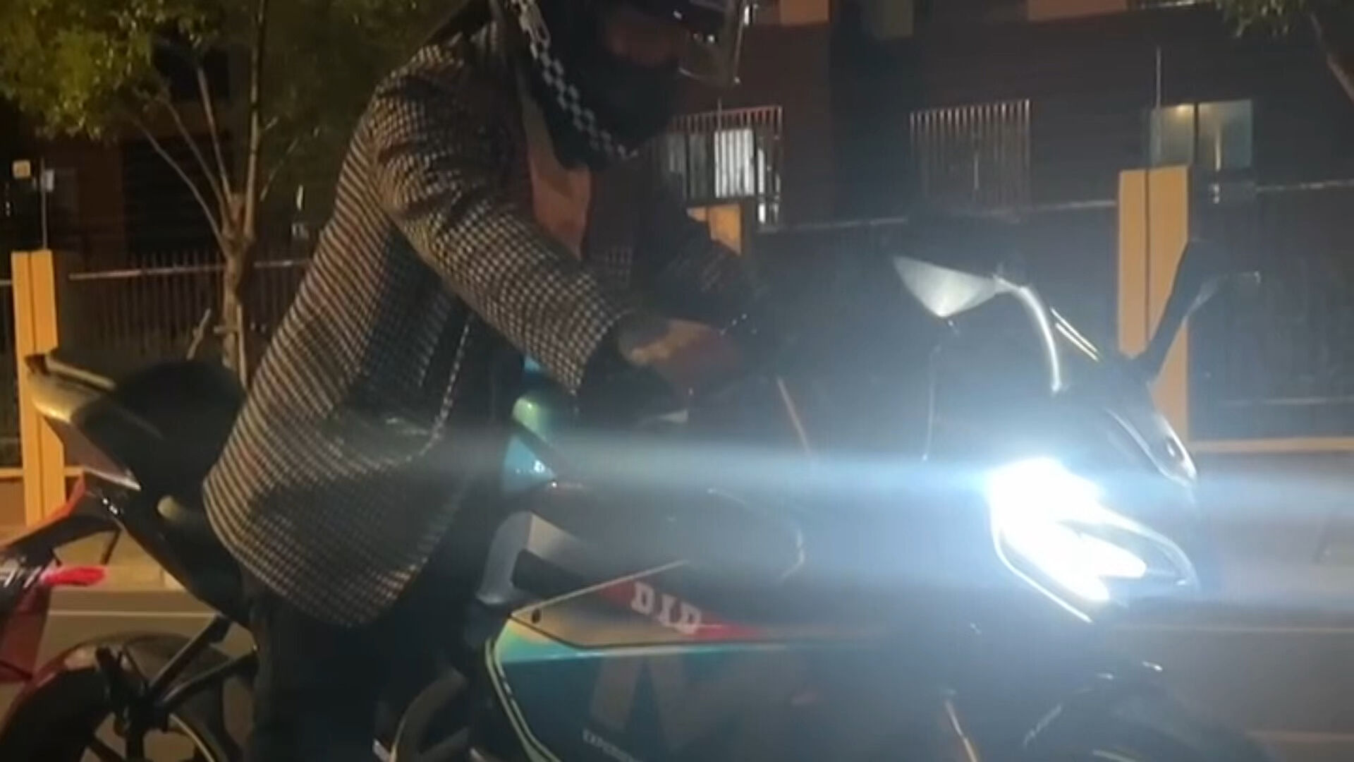租房骑摩托车，一个打工人摸索出来的通勤自由