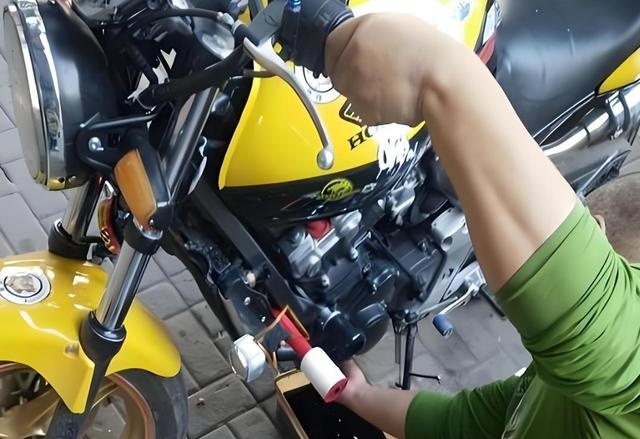 骑摩托车出门必备，从打火就走到有备无患，我把压箱底的清单摊开给你看