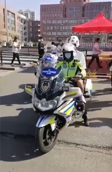 骑摩托车拍视频，文案怎么写才能让人笑到摔头盔？