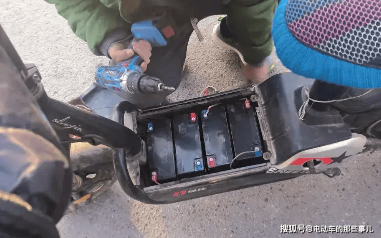 电动车电池怎么放电？别急着扔，先搞懂这几种安全又实用的方法