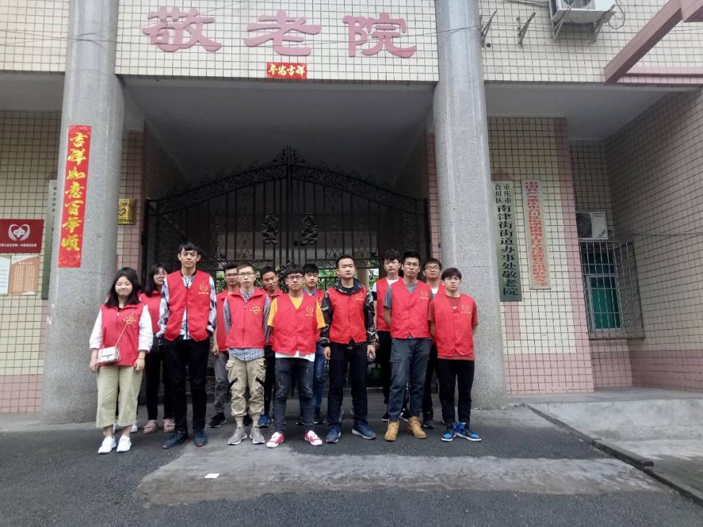 夏娃骑摩托车，当神话撞上引擎，一场关于自由与规则的趣味漫谈