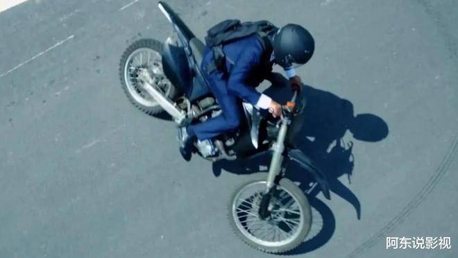 长鞭骑摩托车，一种让路人惊掉下巴的硬核骑行方式